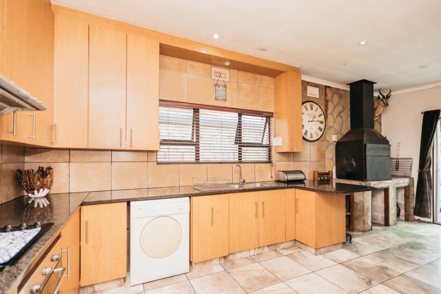 3 Bedroom Property for Sale in Peerless Park East Western Cape